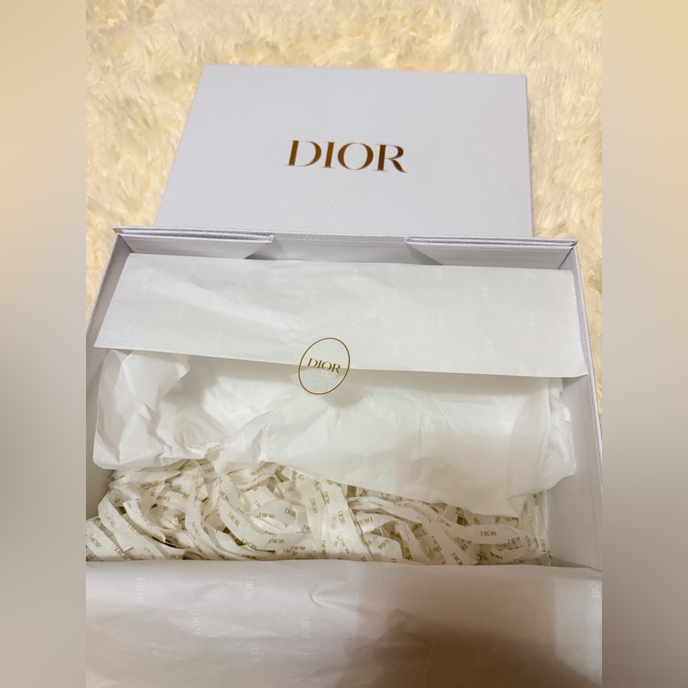 Authentic Dior Box with Ribbon - Picture 5 of 5
